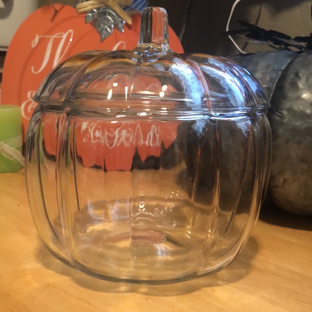 NWOT Glass pumpkin dish with lid. Great for fall decor & Thanksgiving treats.
